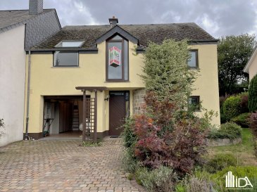 l'Immobilière de l'Attert vous propose en vente une spacieuse maison jumelée de 167m² dans le village d'Oberpallen.

Au rez-de-chaussée de la maison, on y retrouve :
- un hall d'entrée
- un garage pour une voiture
- une buanderie avec un accès vers la cave
- un séjour/salle à manger avec feu ouvert, une véranda avec une sortie sur le jardin
- une spacieuse cuisine équipée 
- un WC séparé

Au premier étage, on y retrouve : 
- 2 belles chambres
- 1 petite chambre
- un dressing ou un espace bureau
- un WC séparé
- une salle de bain avec sa douche ainsi que 2 lavabos

De plus, dans la maison se trouve un grenier.

La maison dispose d'un jardin et d'une terrasse. 

Pour plus d'informations, contactez-nous au +352 23 62 90 20 ou sur immo@immoaida.lu

Consultez nos biens sur www.immoaida.lu