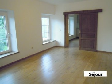 Agréable duplex à louer dans un bâtiment situé dans le village d'Elvange, commune de Beckerich.

Niveau 0:
- hall d'entrée
- séjour
- cuisine équipée avec coin repas.

Niveau 1:
- 1 chambre à coucher
- salle de bain avec douche.

1 emplacement extérieur.
