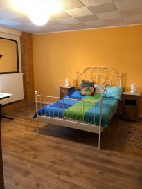 Nous vous proposons une chambre à louer à courte durée (max 3 ou 6mois) dans une charmante maison située au Boulevard de la Petrusse dans un quartier résidentiel,elle a un double lit, une table, une armoire, la salle de bain,wc  sont commune ainsi que la cuisine équipée.Elle est  proche de toutes commodité,la gare est à quelques minutes ainsi que toutes les lignes de bus. Pour plus de renseignements veuillez nous téléphoner au 691661966.