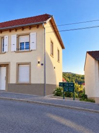 Maison mitoyenne F4 rénovée en 2026, d'env: 77 m2 hab, le tout sur un terrain de 2,48 ares, comprenant:

Au RDC/
Une cuisine équipée ouverte sur le séjour.

Au 1er étage:
Un dégagement, une chambre, une salle de bains, un wc, un espace bureau.

Au dernier étage:
Une grande chambre

Au sous-sol: une cave avec accés jardin

chauffage gaz, double vitrage pvc 
Isolation extérieur
rénovation intérieur: électricité, sol, peinture, cuisine, sdb, façade...

Extérieur:
Terrasse et jardin.