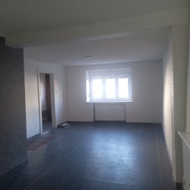 Maison mitoyenne dans un charmant village proche de Boulay, St Avold, à 30mn de Metz, entièrement rénovée sur 2 niveaux comprenant au RDC un salon donnant sur une cuisine équipée, un séjour ainsi qu'un WC.
A l''étage 3 chambres, un coin bureau, une salle de bains, ainsi qu'un WC séparé, au même niveau se trouve un grenier de 48 m² à aménager.
La maison dispose de 2 systèmes de chauffage, une chaudière au gaz  de marque VIESSMANN et une  pompe à chaleur, les fenêtres sont en double vitrage PVC blanc, ainsi qu'une VMC, l'électricité et la plomberie sont rénovées ainsi qu'une cave.
Le  garage est accessible par l'intérieur, à quelques pas  un terrain au calme non attenant de 254 m² complète le tout
Le prix est de 152500€ commission d'agence incluse