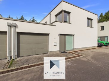 Situé à Neuhaeusgen dans la commune de Schuttrange cette maison libre des 3 côtés datant de 2021, bénéficie d'une surface habitable de ± 256 m² pour une superficie totale de ± 305 m² et se compose comme suit.

Au rez-de-chaussée le hall d'entrée de ± 12 m² dessert d'un côté une chambre de ± 19 m² avec une salle de douche séparé de ± 6 m² (douche, lavabo, miroir, chauffe-serviettes, wc), un wc séparé de ± 2 m² (lave-mains, miroir, wc) et un garage de ± 24 m², de l'autre côté le hall donne sur un séjour de ± 60 m² avec accès à un balcon de ± 9 m² et une cage d'escalier de ± 4 m². 

Au rez-de-jardin (étage -1) le hall dessert d'un côté un espace salle à manger de ± 34 m² avec cuisine aménagée/équipée ouverte de ± 23 m² avec accès à une terrasse de ± 89 m² et jardin de ± 322 m². La cuisine donne sur une arrière-cuisine de ± 6 m² équipée de rangements et un frigo/congélateur ainsi qu'un débarras/cave à vin de ± 5 m².
De l'autre côté un hall dessert un WC séparé (lave mains, miroir, wc), ainsi qu'un local buanderie et chaufferie de ± 15 m² avec un 2ième local technique (raccordements) séparé de ± 4 m².
Le rez-de-jardin comporte aussi un espace cave/dépôt jardin de ± 6 m² accessible de l'extérieur via la terrasse.

Au 1ier étage le hall de nuit de ± 4 m² dessert 2 chambres de ± 13 et 17 m², une salle de bain de ± 7 m² (baignoire, meuble lavabo, miroir avec rangements, wc, chauffe-serviette) ainsi qu'une chambre parentale de ± 15 m² avec terrasse de ± 7 m², dressing de ± 10 m² et une salle de douche séparé de ± 7 m² (douche, meuble double lavabo, miroir avec rangements, chauffe-serviettes, wc).

Un emplacement de parking extérieur de ± 15 m² complètent l'offre.

Généralités :
- Passeport énergétique A ? A
- Pompe à chaleur, chauffage au sol.
- Fenêtres châssis PVC avec triple vitrage, volets électriques
- Air conditionné dans 2 chambres
- Jardin ± 322 m² avec terrasse ± 89 m²
- Animaux non-acceptés

Location meublée :
-	Disponible à partir du 15.03.2026
-	Location durée minimum 1 an automatiquement reconductible par périodes d'un an
-	Loyer EUR 4900,- / mois
-	Garantie locative 2 mois de loyer
-	Commission d'agence 1 mois de loyer plus TVA (répartis 50/50 entre Bailleur/Locataire)

Personne de contact:
Achille De Villers
Tel: +352 621 588 854
email: achille@vanmaurits.lu