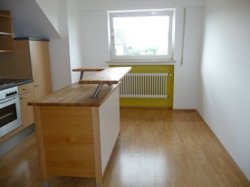 LX2 Immo hat das Vergnügen, Ihnen eine schöne Wohnung mit einem Schlafzimmer zum Verkauf anzubieten, die sich in der rue Camille Mersch in Hesperange befindet.

Mit einer Fläche von etwa 62 m² befindet sich die Wohnung im 3. Stock eines kleinen Wohnhauses mit 6 Einheiten, ohne Aufzug. Sie ist derzeit für 1.750 € pro Monat zuzüglich Nebenkosten vermietet. Der Mietvertrag kann jederzeit einvernehmlich gekündigt werden, was diese Immobilie sowohl für einen Investor als auch für eine spätere eigene Nutzung interessant macht.

Die Wohnung profitiert von einer privilegierten Lage, in unmittelbarer Nähe zur Cloche d'Or, mit zahlreichen Geschäften, Restaurants, Grundschulen, Kindergärten und Gymnasien, darunter das Lycée Vauban. Der Zugang zu den Autobahnen ist schnell und die öffentlichen Verkehrsmittel sind sehr gut ausgebaut.

Die Wohnung umfasst:

-) ein geräumiges Wohnzimmer
-) eine offene Küche
-) ein Schlafzimmer
-) ein Duschbad mit WC
-) einen privaten Keller
-) einen Abstellraum
-) eine gemeinsame Waschküche
-) einen gemeinschaftlichen Garten
-) eine im Preis enthaltene abschließbare Garage

Für weitere Informationen oder um eine Besichtigung zu vereinbaren:

LX2 Immo
www.lx2.lu

Kontaktanfrage per E-Mail: immo@lx2.lu