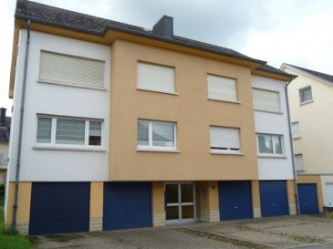 LX2 Immo a le plaisir de vous proposer à la vente un bel appartement une chambre, situé rue Camille Mersch à Hesperange.

D'une surface d'environ 62 m², l'appartement se trouve au 3e étage d'une petite résidence de 6 unités, sans ascenseur. Il est actuellement loué au prix de 1.750 € par mois hors charges. Le contrat de bail est résiliable à tout moment d'un commun accord, ce qui en fait un bien intéressant tant pour un investisseur que pour une occupation future.

Le bien bénéficie d'un emplacement privilégié, à proximité immédiate de la Cloche d'Or, avec ses nombreux commerces, restaurants, écoles fondamentales, crèches et lycées, dont le Lycée Vauban. L'accès aux axes autoroutiers est rapide et les transports en commun sont très bien desservis.

L'appartement se compose comme suit :

-) un spacieux séjour  
-) une cuisine ouverte  
-) une chambre à coucher  
-) une salle de douche avec WC  
-) une cave privative  
-) un débarras  
-) une buanderie commune  
-) un jardin commun  
-) un garage box fermé inclus dans le prix  

Pour toute information complémentaire ou pour organiser une visite :

LX2 Immo  
www.lx2.lu  

Demande de contact par email: immo@lx2.lu