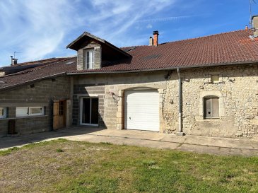 Vaste maison lorraine rénovée comprenant entrée, cuisine ouverte sur vaste pièce de vie de plus de 60 m2 avec accès à un terrain plat agréable, buanderie, salle de bains, 3 chambres, bureau, garage traversant ouvert sur le terrain, grange attenante avec possibilité d'un logement indépendant. Dépendances spacieuses et pratiques !! A visiter !!