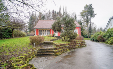 Très belle maison isolée à vendre avec terrain de 12,08 ares, à Bereldange.  La maison se distingue comme suit :  Au rez-de chaussée :  Un vaste hall d'entrée donnant accès au vestiaire et au salon / salle à manger. Une grande salle à manger lumineuse équipée d'une cheminée à feu de bois. Cuisine équipée avec accès terrasse / jardin. Suite parentale avec salle de bain (douche et baignoire à hydromassages) Plusieurs pièces de rangement 2 Terrasses  Au 1er étage :  3 Grandes chambres à coucher (20,85 m2, 16,03 m2, 14,42 m2) 2 Salles de douche  Au sous-sol : Un grand garage 2 véhicules, buanderie, chaufferie, plusieurs caves.

N'hésitez pas de nous contacter pour amples : tria@newgest