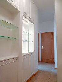 Location meublée charges comprises - 1.500€!!!  
(hors frais d'électricité, internet et télédistribution)  

Très beau Studio lumineux en rez-de-chaussée surélevé, entièrement équipé prêt à vivre!  

La bien se compose comme suit:  

Hall d'entrée avec de nombreuses possibilités de rangement / placards intégrés.  
Grande pièce living/séjour entièrement meublée.  
Cuisine séparée entièrement équipée.  
1 Salle de douche avec lavabo.  
WC séparé avec lavabo.  

Buanderie commune avec lave linge et sèche linge privatif  

Cave privative  

Emplacement calme proche de toutes commodités à 10 minutes à pied du Centre Ville.  
Arrêt de bus à quelques pas de la résidence.  
Accès Tram à 3 minutes  

Adresse:  
114, Avenue de la Faïencerie  
L-1511 Luxembourg-Limpertsberg  

Possibilité de louer un emplacement de parking intérieur privatif dans l'immeuble pour un supplément de 150€ par mois!