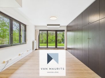 Situé à Luxembourg-Limpertsberg (156, rue Albert Unden), ce bureau offre une surface totale de ± 145 m² dont ± 79 m² habitables et se situe au rez-de-jardin d'un immeuble de cinq étages. Il dispose actuelment d'une chambre à coucher, mais la deuxième est facile à créer. Le bien se présente comme suit :

L'entrée avec vestiaire dessert un séjour de ± 34 m² (disposant d'armoires encastrées) avec sortie sur la terrasse, une cuisine separée de ± 10 m², une chambre de ± 18 m² avec sortiesur la terrasse et une salle de bain de ± 4 m² (avec lavabo et baignoire), l'appartement dispose également d'un wc séparé.

La spécifité de cet appartement consiste dans son espace de stockage de ± 66 m² en face de l'appartement et pouvant servir de local de stockage, archivage, local serveur, collection de vins, tableaux (...). Cette pièce est climatisée et sous alarme.

L'appartement bénéficie d'un emplacement de parking extérieur privatif (n°112), et d'une buanderie commune.

Détails complémentaires :

- Fenêtres en bois, double vitrage, volets manuels ;
- Chauffage au gaz par radiateurs ;
- Passeport énergétique *E-E* ;
- Belle terrasse, sans vis-à-vis ;
- Vue dégagée ;
- Porte d'entrée sécurisée ;
- Fibre optique ;
- Ascenseur ;
- Transports en commun à proximité.

Agent responsable : Katia Gravière au 661 33 29 82 ou katia@vanmaurits.lu