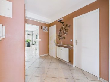 Situé au 3ième étage d’un immeuble avec ascenseur, cet agréable appartement d’une superficie d’environ 70,49 m² offre un cadre de vie confortable et fonctionnel.

Il se compose comme suit :

- Hall d’entrée

- Séjour lumineux

- Cuisine équipée avec accès à une véranda

- Deux chambres à coucher, dont une avec petit balcon privatif

- Salle de douche

- Toilette séparée

- Cave privative en sous-sol

Informations complémentaires :

Chauffage au gaz (installation de 2017)

Parking public réservé aux résidents de l’immeuble situé en face

Appartement idéal pour un couple, une petite famille ou un investissement.

Nous restons à votre disposition pour tout renseignement complémentaire ou visite des lieux au 28 66 39 1.

Les prix s'entendent frais d'agence + TVA inclus.

 ---------- 
Located on the 3áµ‰ floor of a building with elevator, this pleasant apartment with a surface area of approximately 70.49 m² offers a comfortable and functional living environment.

It is composed as follows:

- Entrance hall

- Bright living room

- Fitted kitchen with access to veranda

- Two bedrooms, one with small private balcony

- Shower room

- Separate toilet

- Private cellar in basement

Additional information:

Gas heating (installed in 2017)

Public parking reserved for residents of the building opposite

Ideal apartment for a couple, small family or investment.

For further information or to visit the property, please call 28 66 39 1.

Prices include agency fees + VAT.