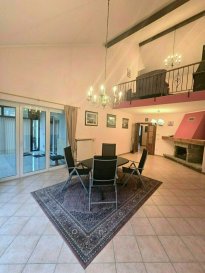 Immo Nordstrooss vous propose cette belle maison jumelée à vendre dans le beau village de Buschrodt, commune de Grosbous-Wahl.   

La maison est située dans une rue calme (zone 30) avec une surface totale de +/- 292m² dont  +/- 211.7m² habitable et implantée sur un terrain de 4,82ares, elle a été construite en 1999 et agrandi en 2007, avec des finitions soignées et matériaux de qualité  dans un environnement calme au coeur de la nature.   
La maison se compose comme suit:
  
Niveau rue: - spacieux hall d'entrée avec coin vestiaire - 1 chambre à coucher ou bureau - buanderie / cave/ chaufferie - cave à vin - 2 garages dont 1 pour 2 voitures.   

1er niveau: (niveau jardin) - 1 belle cuisine équipée avec sortie sur une spacieuse véranda - séjour /salle à manger de +/- 45 m² - 2 chambres à coucher - salle de bain avec baignoire, wc, lavabo - wc séparé.

2ème niveau: - 1 chambre à coucher - salle de douche avec wc, lavabo - spacieuse mezzanine pour bureau, salle de jeux, coin fitness, coin lecture...  

Extérieur: - spacieuse terrasse avec coin jardin / potager. 
Atouts: 
- Châssis PVC et fenêtre double vitrage 
- Porte en chêne massif 
- Feu ouvert et poêles à bois 
- Véranda avec poêle à bois équipé d'un toit ouvrant avec marquise électrique   

Toutes les commodités (commerces, restaurants, médecin, pharmacie...) dans un rayon de 10 km.

Pour plus de renseignements ou une visite (visites également possibles le samedi sur rdv), veuillez contacter le 691 850 805.  

Proposition de crédit/financement à taux compétitif d'une banque luxembourgeoise incluse dans nos services gratuit.