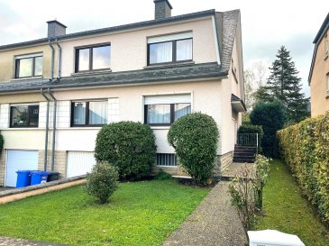 La description fournie concerne une propriété immobilière. Voici la traduction en français :

Au calme et à proximité du centre de Bertrange et de toutes commodités, cette maison jumelée bénéficie d'une surface totale de ± 263 m² dont ± 174 m² habitables. 
Elle se compose comme suit : 
Au rez-de-chaussée, une entrée de ± 8 m² dessert un séjour en L de ± 35 m² avec sa cheminée, une cuisine équipée de ± 11 m² avec son accès vers la terrasse et jardin, un palier de ± 3 m², un bureau / chambre d'amis de ± 15 m² bénéficiant aussi d'un accès sur la terrasse de ± 12m² et d'un wc séparé de ± 2 m². 
Au 1er étage, un palier de nuit de ± 8 m² mène au quatre chambres de ± 10, 13, 16 et 19 m², une salle de bain de ± 6 m² ainsi qu'une salle de douche de ± 5 m². 
Le grenier aménagé offre un bel espace ouvert multifonction de ± 24 m² (surface au sol ± 45m²). 
Au sous-sol, le palier de ± 2 m² présente une réserve de ± 10 m², une buanderie de ± 12 m², un garage de ± 38 m² (place pour deux voitures), une chaufferie de ± 17 m² et un débarras de ± 11 m². 
Le jardin est cloturé et une grande haie protège des regards indiscrets.
Contact : Jimmy de Brabant - tél : +352 661 167 494 - email : jimmy@vanmaurits.lu