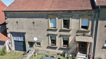 Théding - Ancien corps de ferme à rénover - 129 m². Situé au coeur de la commune de Théding, à proximité de Farébersviller et de toutes les commodités, cet ancien corps de ferme de caractère séduira les amateurs de rénovation à la recherche d'un bien au fort potentiel.

Édifiée sur un terrain de 507 m², maison mitoyenne d'environ 129 m² habitables. 

Le rez-de-chaussée se compose d'une entrée avec dégagement, d'une salle à manger, d'une cuisine, d'un débarras ainsi que d'une grande salle de bain. 
À l'étage, vous trouverez trois chambres et une pièce centrale pouvant être aménagée selon vos besoins.

Le bien dispose également d'un garage attenant d'environ 25 m² avec porte motorisée, d'un grenier aménageable offrant de belles possibilités d'extension, ainsi que d'une cave voûtée.

Construite en pierre, la maison conserve tout le charme de l'ancien avec sa charpente récente. Elle nécessite toutefois une rénovation complète : absence de chauffage, isolation à créer, électricité à remettre aux normes et huisseries en simple vitrage.

Ce bien représente une belle opportunité pour un projet de résidence principale ou d'investissement, avec un fort potentiel de valorisation après travaux.

Les informations sur les risques auxquels ce bien est exposé sont disponibles sur le site Géorisques : www.georisques.gouv.fr

À découvrir sans tarder avec Nord Sud Immobilier.