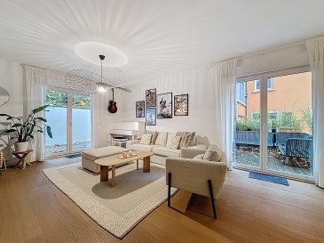L'agence immobilière Immo-Contact vous propose cette magnifique maison familiale rénovée avec goût à Strassen.

Cette maison d'environ 240m² a été entièrement rénovée avec des finitions de qualité. Spacieuse, lumineuse et fonctionnelle, elle offre un cadre de vie agréable pour les familles à la recherche de confort et de modernité.

Rez-de-chaussée :

- Hall d'entrée accueillant
- Chambre à coucher avec salle de douche privative
- Grand garage pour deux voitures équipé d'une borne de recharge électrique
- Chaufferie
- Débarras

Au 1er étage :

- Vaste séjour baigné de lumière donnant accès à une terrasse exposée ouest
- Cuisine ouverte entièrement équipée avec des appareils haut de gamme
- Salle à manger conviviale
- Deux chambres à coucher avec chacune leur salle de douche
- Toilettes séparées

Au 2ème étage :

- Hall de nuit
- Trois chambres à coucher dont une suite parentale avec salle de bain complète (baignoire, douche et toilettes)
- Bureau idéal pour le télétravail

À l'extérieur :
- Jardin orienté ouest, parfait pour profiter du soleil en fin de journée

Cette maison allie volumes généreux, finitions modernes et confort optimal, le tout à proximité immédiate des écoles, crèches, transports et commodités de Strassen.

Aucun travaux à prévoir. Une opportunité idéale pour les familles à la recherche d'un bien spacieux et prêt à emménager, à seulement quelques minutes du centre-ville de Luxembourg.

Visites possibles en semaine et le samedi.

Pour toute information complémentaire, contactez Immo-Contact au 26 311 992 ou par e-mail à info@immocontact.lu.
Estimation gratuite sous 48h.