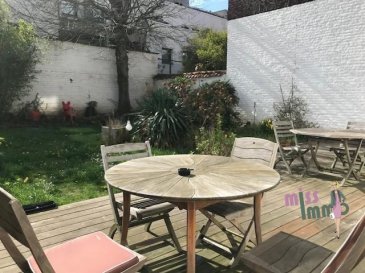 Grande demeure bourgeoise idéale investissement locatif. Miss-immo vous présente cette demeure bourgeoise des années 1920, à 2 pas du parc Barbieux, du tram, et, du centre ville Roubaisien, au sein d'une belle rue calme, avec garage et jardin expo Sud/Ouest.

Son  RDC offre  un palier desservant tous les e?tages aux couleurs des hauts plafonds, moulures et cachet ancien de ces maisons bourgeoises.
Puis vous accéderez à un triple salon avec chemine?e fonctionnelle, à une cuisine e?quipe?e et aménagée indépendante ayant accès au jardin expo Sud/Ouest mais également à un bureau (vue et ouverte sur le jardin).
Son Premier e?tage  se compose d'une grande salle de bains lumineuse accessible par le palier et  par la premie?re grande chambre.
Son  deuxie?me étage, lui, se compose d'une chambre, d'un bureau, d'une cuisine semi-e?quipe?e et de deux chambres avec salle de bains complémentaires.
Quant à son dernier e?tage : il offre trois chambres dont une plus petite avec chacune leurs salles de bains.
Atouts complémentaires : un beau sous-sol, pour le vin c'est le top !
Un garage d'env. 35 m2 de surcroît en face de la maison.
INFO : 316 m2 cadastrés.

Montant estimé des dépenses annuelles d'énergie pour un usage standard : entre 4020 € et 5490 € par an. Prix moyens des énergies indexés sur l'année Non communiqué (abonnements compris)Consommation énergie primaire : 200 kWh/m²/an.

“ Les informations sur les risques auxquels ce bien est exposé sont disponibles sur le site Géorisques : www. georisques. gouv. fr ”.

PRIX DE VENTE : 787 000 €, HONORAIRES A LA CHARGE DE L'ACQUEREUR. SUR LA BASE DE 3 % T.T.C.(SELON BAREME DU 1/4/2023)
PRIX HORS HONORAIRES : 764 077,67 €

L'Avis de Miss-Immo : Les propriétaires ont été ravis d'acquérir cette demeure avec Miss-Immo, il y a 10 ans déjà, c'est une maison bourgeoise qui pourra séduire une grande famille, ou, un investisseur
désirant faire du co-living, de la résidence étudiante ou encore une maison d'hötes.
Un rentabilité possible entre 50 et 60 000 €/an pour une maison d'hôte par exemple.
Il s'agit d'un bel emplacement Roubaisien à 2 pas du parc barbieux, à. peine 3 mn à pieds.
Honoraires inclus de  3%  TTC à la charge de l'acquéreur. Prix hors honoraires 764 078 €.  Classe énergie D, Classe climat D. Montant moyen estimé des dépenses annuelles d'énergie pour un usage standard, établi à partir des prix de l'énergie de l'année 2021 : entre 4020.00 et 5490.00 €. Nos honoraires : http://istatic.athome.lu/honorary/189067/honoraire.pdf?v=1/ Les informations sur les risques auxquels ce bien est exposé sont disponibles sur le site Géorisques : georisques.gouv.fr 
