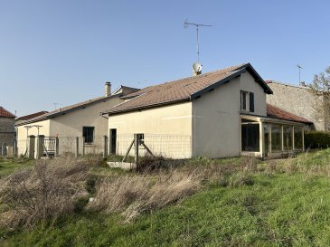 Maison individuelle à conforter avec grand terrain de plus de 2000 m², comprenant entrée, cuisine, salon avec véranda, salle à manger, deux chambres dont une en rez-de-chaussée, salle de bain, wc, garage, grenier aménageable, cave. Tout à l'égout dans le village avec maison aux normes de raccordement. Emplacement de qualité avec de beaux volumes !! A visiter !!