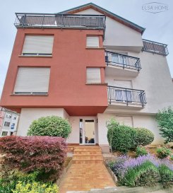 Venez découvrir sans tarder ce bel appartement lumineux et soigné avec balcon.

Situé à Differdange-Fousbann au rez-de-chaussée d'une petite copropriété, celui-ci dispose d'un hall d'entrée, d'une cuisine équipée ouverte sur le living donnant accès à son balcon, un débarras, 2 chambres à coucher, une salle de bains avec baignoire et WC et une cave privative.

Offrant un cadre de vie agréable, proximité immédiate des écoles, supermarchés et axes routiers.

Pour toutes questions ou demandes d'informations, n'hésitez pas à nous contacter, nous serons toujours à votre service.

Agence ELSA'HOME à votre écoute pour la concrétisation de vos projets en toute confiance.

---------------------------------------------------------

Come and discover this bright, well-kept flat with balcony.

Located in Differdange-Fousbann on the ground floor of a small condominium, it comprises an entrance hall, a fitted kitchen opening onto the living room with access to the balcony, a storage room, 2 bedrooms, a bathroom with bath and WC and a private cellar.

Offering a pleasant living environment, close to schools, supermarkets and main roads.

If you have any questions or would like more information, please don't hesitate to contact us. We'll be happy to help.

Agence ELSA'HOME is here to help you realise your plans in complete confidence.