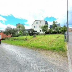 TERRAIN A BATIR A HOSINGEN

Beau terrain à bâtir de +/- 4.52 ares libre de 4 côtés,
sans « contrat de construction.

Vous pouvez choisir vous-même votre constructeur. Niché dans un environnement tranquille et agréable, ce terrain vous offre une opportunité parfaite pour réaliser vos projets de construction.

Viabilisé et bénéficiant d'une excellente exposition (sunset l'été et en automne), il permet de profiter d'un cadre de vie lumineux et agréable, idéal pour édifier la maison de vos rêves.
Ce bien représente une occasion intéressante, avec un potentiel de valorisation élevé et proche de toutes les commodités diverses de la vie courante (supermarché, commerces, docteurs, pharmacie, écoles à 4 km de route. Marnach pourra être rejoint en +- 4 minutes de route.

Pour tout complément d'information et/ou la documentation détaillée, contactez-nous au tél: 691 850 805.

Proposition de crédit/financement à taux compétitif d'une banque luxembourgeoise incluse dans nos services gratuits.