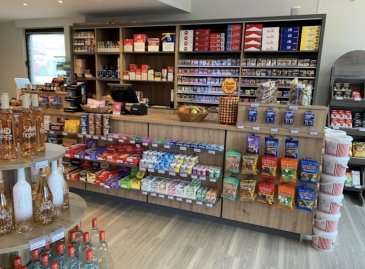 **À VENDRE : FONDS DE COMMERCE - TABAC-SUPÉRETTE**

Description :

AXHOME IMMO vous propose à la vente ce fonds de commerce.

Vente de tabac, alcool et aliments dans un magasin moderne et convivial. Bien situé, avec une clientèle fidèle et une bonne visibilité. 
Possibilité d'expansion et de diversification de l'offre.

**Points forts :**
- Localisation stratégique
- Clientèle établie
- Horaires flexibles, ouvert jusqu'à 22h
- Jeux de loterie, bornes de grattage et borne de jeux

Loyer charges comprises actuellement à 5200€

Pour plus d'informations, n'hésitez pas à nous contacter :
- par téléphone : +352 691911993 ROBERTO Alex
- par email : info@axhome.lu

 ---------- 
**ZU VERKAUFEN: HANDELSFONDS - TABAK-SUPERMARKT** **ZU VERKAUFEN: HANDELSFONDS - TABAK-SUPERMARKT***.

Beschreibung :

AXHOME IMMO bietet Ihnen diesen Geschäftsbetrieb zum Verkauf an.

Verkauf von Tabak, Alkohol und Lebensmitteln in einem modernen und freundlichen Geschäft. Gute Lage, mit einer treuen Kundschaft und guter Sichtbarkeit.
Möglichkeit zur Expansion und Diversifizierung des Angebots.

**Stärken:**
- Strategische Lage
- Etablierte Kundschaft
- Flexible Öffnungszeiten, bis 22 Uhr geöffnet.
- Lotteriespiele, Rubbellose und Spielautomaten

Miete inkl. Nebenkosten derzeit 5200€

Für weitere Informationen können Sie uns gerne kontaktieren:
- per Telefon: +352 691911993 ROBERTO Alex
- per E-Mail: info@axhome.lu

 ---------- 
FOR SALE: GOODWILL - TOBACCONIST'S SHOP** FOR SALE: GOODWILL - TOBACCONIST'S SHOP** FOR SALE: GOODWILL - TOBACCONIST'S SHOP

Description:

AXHOME IMMO offers this business for sale.

Sale of tobacco, alcohol and food in a modern and friendly store. Well located, with a loyal clientele and good visibility.
Possibility of expansion and diversification of the offer.

**Strong points:**
- Strategic location
- Established clientele
- Flexible opening hours, open until 10pm
- Lottery games, scratch cards and gaming terminals

Rent incl. service charges currently 5200€.

For further information, please do not hesitate to contact us:
- by phone: +352 691911993 ROBERTO Alex
- by email : info@axhome.lu