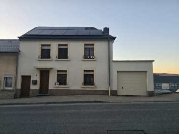 Immo Nordstrooss vous propose une maison charmante unifamiliale à Wiltz.
La maison d'une surface habitable de +/- 89.10m2 sis sur une parcelle de +/- 3.31 ares se compose compose comme suite:

Rez-de-chaussée : Garage de 14 m², cuisine et salon en concept ouvert de 26,5 m², escaliers de 2,1 m².

Premier étage : 2 chambres de 10,9 m² et 10,1 m², salle de douche/WC de 3,2 m², escaliers de 2,8 m².

Grenier : 25 m².

Passeport énergétique : G

Autres :
Cave de 11,6 m², une autre cave d'environ 10 m² (mesure à vérifier) et un petit terrasse inachevé de 4 m².

Améliorations effectuées (2024) :
Rénovation complète de la salle de bain, changement du parquet salon-cuisine chambres et couloir du 1er étage, installation de 22 panneaux solaires, suppression de la cloison entre la cuisine et le salon pour créer un espace ouvert presque toute la maison est équipée de lumières LED et de domotique (permet de vérifier la consommation, d'allumer et d'éteindre les lampes).

Pour tout complément d'information et/ou la documentation détaillée, contactez-nous au tél: 691 850 805.

Proposition de crédit/financement à taux compétitif d'une banque luxembourgeoise incluse dans nos services gratuits.