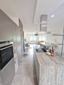 Immo Nordstrooss vous propose en vente une charmante maison individuelle située à proximité de l'autoroute ainsi que du centre ville avec toutes ses commodités dans le Cité Loppert à Ettelbruck sise sur un terrain de +/-8.18 ares.

La maison s'apprête idéalement
pour combiner une profession libérale ou deux famille.

Construite en 1980, la maison offre une surface habitable de +/- 228,07 m2 et une surface totale de +/- 307 m2.

- au rez-de-chaussée hall d'entrée/escalier 18.37m2, bureau 10.79m2, un grand garage pour deux voiture 37.80, espace chaufferie, une cave et 2 emplacements extérieurs.

- au rez-de-jardin le hall, un grand living trés spacieux avec une salle à manger, une cuisine bien équipée ouverte 47.03m2 avec accès au terrasse 39m2 et au jardin, et 3 chambres à coucher ( 16.05m2, 15.96m2, 9,20m2 ), salle de douche avec double vasque 6.78m2,et un WC séparé.

- à l'étage hall de nuit, 2 grande chambres à coucher, une avec accès au balcon7.50m2 avec magnifique vue, salle de bain et une espace kitchinette.

Situation : en périphérie Ouest, dans un lotissement à flanc de colline orienté Sud proche de la voirie principale. Cadre vallonné en pleine nature. Stationnement possible en bordure de voirie. Bonnes liaisons avec le centre-ville.

Pour tout renseignement complémentaire ou information veuillez nous contacter par email info@immonordstrooss.lu ou par Tél: 691 850 805.

Proposition de crédit/financement à taux compétitif auprès des banques Luxembourgeoise incluse dans nos services gratuits.