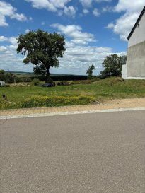 TERRAIN SANS CONTRAT DE CONSTRUCTION !!!

Ce joli terrain à bâtir est à vendre à Breidweiler, sur la commune de Consdorf pour maison libre des trois côtes. 
Ce terrain de 6,86 ares est le dernier lot d'un plan d'urbanisme et peut être acquis avec ou sans plans de construction (permis de construire disponible). 

Le terrain est situé dans une rue calme et offre une vue dégagée sur les forêts et les villages environnants, longue de plusieurs kilomètres. Breidweiler est un quartier charmant et paisible de la commune de Consdorf, dont les forêts environnantes font partie du Géoparc Mullerthal, classé au patrimoine mondial de l'UNESCO, et offrent d'innombrables sentiers de randonnée et possibilités de loisirs. 

Vous bénéficierez également de la proximité des villes d'Echternach et de Junglinster, où vous trouverez toutes les commodités essentielles à la vie quotidienne, telles que commerces, écoles, médecins, restaurants, etc.

Pour tout renseignement complémentaire ou information veuillez nous contacter par email info@immonordstrooss.lu ou par Tél: 691 850 805.

Proposition de crédit/financement à taux compétitif auprès des banques Luxembourgeoise incluse dans nos services gratuits.