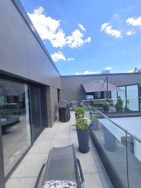 A DECOUVRIR !!!!  

Ce PENTHOUSE exceptionnel situé à Wemperhart allie une architecture exclusive, des espaces de vie généreux et un confort moderne optimal. 
Niché au sein d'une résidence résidentielle et commerciale haut de gamme développée par un promoteur immobilier local de renom, ce bien immobilier offre un cadre de vie raffiné aux acquéreurs exigeants, soucieux de la qualité, du design et de l'intimité.  
Avec une surface habitable d'environ 119 m² et une impressionnante terrasse de près de 57 m², ce bien propose un concept d'habitat alliant à la perfection élégance et générosité.  
De grandes baies vitrées inondent les pièces de lumière naturelle et créent une transition harmonieuse entre l'intérieur et l'extérieur.  

Le coeur du penthouse est constitué du salon et de la salle à manger avec cuisine ouverte ? un espace de vie raffiné offrant un accès direct à la vaste terrasse ensoleillée.  
Cet espace extérieur offre une qualité de vie exceptionnelle et confère à la propriété son caractère unique.  

L'agencement bien pensé comprend :  
- un hall d'entrée spacieux  
- un élégant salon et salle à manger avec cuisine ouverte 
- deux chambres élégantes  
- une pièce supplémentaire, idéale comme bureau à domicile, chambre d'amis ou troisième chambre 
- une salle de bains moderne  
- des toilettes séparées pour les invités  
- une buanderie ou un débarras pratique   

Pour l'aménagement, une attention particulière a été portée à la qualité, au confort et aux technologies modernes :  
- des matériaux haut de gamme et des finitions exclusives  
- un système domotique intelligent KNX  
- le chauffage au sol dans toutes les pièces  
- un chauffage au gaz moderne  
- un triple vitrage pour un confort de vie et une tranquillité optimaux  
- des stores vénitiens électriques pour une protection parfaite contre le soleil et les regards indiscrets  
Cette offre exclusive est complétée par deux places de parking intérieures ainsi qu'une cave privée.  
La résidence séduit par son architecture épurée et intemporelle ainsi que par un environnement soigné et haut de gamme.  
Son emplacement à Wemperhart offre une combinaison parfaite entre calme, intimité et excellentes infrastructures, avec un accès rapide à toutes les commodités importantes.  

Un penthouse pour ceux qui recherchent l'exceptionnel : spacieux, élégant et d'une qualité irréprochable.  

Pour tout renseignement complémentaire ou information veuillez nous contacter par email info@immonordstrooss.lu ou par Tél: 691 850 805.  

Proposition de crédit/financement à taux compétitif auprès des banques Luxembourgeoise incluse dans nos services gratuits.