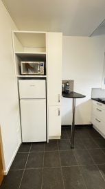 Studio entièrement meublé au 1er étage avec coin cuisine équipée avec vaisselle, four micro-ondes, plaques électriques et frigo. Chambre avec armoire, penderie, table, chaises, lit rabatable, télé, salle de douche. Buanderie avec lave-linge et sèche-linge. Contrat minimum 3 mois, après de mois en mois. Le prix de 1500.- euros est toutes charges comprises avec télé et wifi. Le studio est disponible de suite.