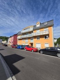 Immo Nordstrooss vous propose à la location ce très bel appartement d'une surface d'environ 72 m2.  

Cet appartement traversant qui vous offrira confort moderne et luminosité situé au 3ème  étage d'une résidence de 2008 avec ascenseur, ce logement se compose d'un hall d'entrée, WC séparé, spacieux  séjour-salle à manger offre un accès direct à un balcon agréable sans vis à vis, cuisine ouverte et entièrement aménagée et équipée, s'intègre harmonieusement à l'espace de vie. 
Côté nuit, l'appartement dispose de deux chambres à coucher, une avec des armoire encastrée et une  salle de douche avec douche italien.   

Pour un confort optimal, ce bien est complété par une grande cave privative ainsi qu'un garage box. 

L'appartement bénéficie d'un emplacement privilégié à Rodange.
Vous trouverez également à quelques pas toutes les commodités nécessaires : supermarchés, boulangeries, pharmacies, restaurants, ainsi que divers commerces de proximité. 

Conditions :  
CONTRAT DE TRAVAIL CDI OBLIGATOIRE 
Loyer 1 700 euros
Caution 2 mois de loyer  
Frais d'agence 1 mois de loyer 17 % de TVA 

A présenter: 
- 3 dernières fiches de salaire, 
- Copie du contrat de travail CDI 
- Copie de votre carte d'identité 

Pour plus de renseignements ou une visite (visites également possibles le samedi sur rdv), veuillez contacter le 691 850 805.