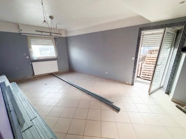 HOUSE FOR YOU a le plaisir de vous présenter cette agréable maison unifamiliale d'environ 80 m², disposant d'une terrasse, d'un jardin privatif et d'un garage, idéalement située à Niederkorn.  
Située dans un quartier résidentiel recherché, cette maison bénéficie d'un emplacement privilégié à proximité immédiate de toutes les commodités : écoles, commerces, transports en commun, gare de Niederkorn, infrastructures sportives, services médicaux ainsi que de l'hôpital. Les principaux axes routiers permettent également un accès rapide vers Esch-sur-Alzette, Differdange et Luxembourg-Ville.  
Les travaux de rénovation actuellement en cours sont inclus dans le prix de vente :  
- Installation de 2 grandes fenêtres de toit Velux ( déjà installée)  
- Isolation complète de la toiture  
- Réaménagement et division des chambres( déjà installée)  
- Création de salles de douche ( déjà installée)  
- Installation des compteurs gaz et eau ( déjà installée)  
- Mise en place d'une chaudière au gaz ( déjà installée)  
Composition du bien  
Rez-de-chaussée  
- Garage  
- Local technique avec chaudière au gaz  
- Buanderie  
1er étage  
- Cuisine équipée  
- Séjour lumineux avec accès direct à la terrasse  
- Salle de douche  
2ieme étage  
- Deux chambres  
- Salle de douche  
Extérieurs  
- Terrasse  
- Jardin privatif  
Informations complémentaires  
- Dalles en béton  
- Fenêtres à double vitrage  
- Chauffage au gaz  
- Quartier calme et familial  
- Proche de toutes les commodités  

Cette maison représente une excellente opportunité pour un premier achat ou un investissement, alliant confort, fonctionnalité et situation idéale au cœur de Niederkorn.  
Pour toute information complémentaire ou pour organiser une visite, contactez dès maintenant HOUSE FOR YOU.