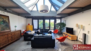 NANCY/BOUFFLERS - MAISON 6 PIECES AVEC GARAGE, TERRASSE ET J.  En exclusivité ! A NANCY, dans le quartier recherché de BOUFFLERS, découvrez cette belle maison mitoyenne familiale d'une surface habitable de 204m2, répartis sur 4 niveaux, offrant de beaux volumes et de nombreuses possibilités d'aménagement pouvant aussi accueillir une profession libérale. Vous y trouverez, au sous-sol une cave. Au rez-de-chaussée : une entrée, une chambre bénéficiant d'un accès direct à la terrasse et au jardin avec salle d'eau et WC, un cellier avec rangements, un dégagement desservant une salle de sport pouvant être réaménagée selon vos besoins, une chaufferie/buanderie, un atelier et un garage. Au premier niveau : un dégagement desservant deux chambres, une salle de bains (douche et baignoire), un WC indépendant, une salle à manger, une cuisine séparée et équipée prolongée par une véranda avec accès (par escalier) à la terrasse et au jardin, ainsi qu'un agréable séjour ouvrant directement sur une terrasse située au même niveau. Au second niveau : un palier dessert un grenier offrant un espace supplémentaire appréciable pour le stockage ou pouvant être exploité selon vos projets. À l'extérieur, vous profiterez d'une terrasse au calme ainsi qu'un jardin entièrement clos et arboré, véritable espace de détente. La maison est équipée d'un chauffage individuel au gaz et électrique et bénéficie d'un DPE classé D, réalisé le 20/07/2026. Son emplacement constitue un véritable atout : à proximité immédiate des commerces, écoles, médecins, pharmacie, transports en commun, notamment la ligne T4, ainsi que des principaux axes autoroutiers, cette maison permet de conjuguer confort de vie et praticité au quotidien. www.agencedeboufflers.fr.