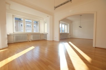 Luxembourg Hollerich, 36, rue de Vianden, à côté du Parc de Merl, spacieux appartement de 113 m2, au premier étage sans ascenseur, comprenant : entrée,  WC séparé, double living avec parquet au sol, une salle de bains avec douche et baignoire, deux chambres à coucher avec parquet au sol, placard, grande cuisine équipée, une terrasse de 6,75 m2, (hauteur sous plafond : 2,85 mètres), un emplacement de parking dans un immeuble en face, une cave, libre le 1er décembre 2025. Pour un couple avec un enfant maximum. Contrat de bail de 3 ans minimum.
Loyer : 2.200 euros +  330 euros de charges. Frais d'agence : un mois de loyer +TVA, 50% à charge du bailleur, 50% à charge du locataire.
Contact et visites : Rosalba MAITRE téléphone : 691 550 189 Email : rosalba@parkagence.lu & Arianna GHITTINO, téléphone : 691 205 573, email : arianna@parkagence.lu
