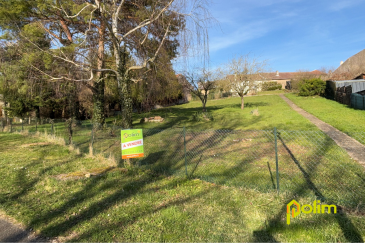Au calme avec vue dégagée.  Très beau terrain à batir de 710 m2 dans un petit village proche toute commodité. Libre à vos imaginations pour un projet de construction. Viabilité en bordure de route.
 Les informations sur les risques auxquels ce bien est exposé sont disponibles sur le site Géorisques : www.georisques.gouv.fr