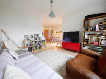 !!!!!!!!!!!SOUS COMPROMIS!!!!!!!!!!!!!

(FR) New Keys vous propose ce bel appartement de 2 CHAMBRES et 2 SALLES DE BAIN, au dernier étage avec ascenseur d\'une résidence située à Luxembourg-Cents.

Proche de toutes les commodités, dans un endroit calme, dans le domaine du Carmel. Le domaine est placé stratégiquement aux portes de la ville, aéroport et Kirchberg à /- 5min, tout en gardant un cadre de vie au calme et très agréable, entourer de verdure et de nombreux parcs.

Cet appartement d\'environ 90m2 se présente de la manière suivante:

-Hall d\'entrée
-Salle à manger avec accès au balcon
-Living
-Cuisine équipée et fermée
-2 Chambres à coucher dont une avec placards intégrés sur mesure
-Salle de bain avec toilettes
-Salle de douche avec toilettes
-Buanderie
-Balcon avec vue dégagée

Pour compléter ce bien:
-Cave
-Emplacement intérieur

Les pièces communes à la copropriété:
Buanderie
Local poubelle
Local vélos

L\'appartement est à proximité de toutes commodités tels que (Pharmacie, centre médical, médecins, poste de police, supermarché, bus, écoles, crèches, parc pour enfants, restaurants...), le tout accessible à pied à moins de 2min.

BAIL EMPHYTHEOTIQUE SUR LA RESIDENCE:
Régime anciens baux emphytéotiques pour une durée de 99 ans ayant pris cours en 2003.

N\'hésitez pas à nous contacter au 352 691 216 830 ou par mail smarrocco@newkeys.lu pour plus d\'informations.



Nous recherchons en permanence pour la vente et pour la location, des appartements, maisons, terrains à bâtir pour notre clientèle déjà existante.
N\'hésitez pas à nous contacter si vous avez un bien pour la vente ou la location.
Estimation gratuite.

COVID: Pour votre sécurité, nos visites sont effectuées avec des masques.
Les prix s\'entendent frais d\'agence inclus dans le prix et payable par le vendeur.

-----------------------------------------------------------
(EN) New Keys suggest you this beautiful apartment of 2 BEDROOMS and 2 BATHROOMS, on the top floor with elevator of a residence located in Luxembourg-Cents.

Close to all amenities, in a quiet location, in the area of \'\'Carmel. The building is at the gates of the city, airport and Kirchberg at /- 5min, while keeping a quiet and very pleasant living environment, surrounded by greenery and numerous parks.

This apartment of approximately 90m2 is as follows:

-Entrance hall
-Dining room with access to the balcony
-Living space
-Equipped and closed kitchen
-2 bedrooms, one with built-in wardrobes
-Bathroom with toilet
-Shower room with toilet
-Laundry room
-Balcony with open view

To complete this property as private:
-Basement
-Parking space inside

The common rooms of the building:
Laundry room
Trash local
Bicycle room

The apartment is close to all amenities such as (Pharmacy, medical center, doctors, police station, supermarket, bus, schools, nurseries, children\'s park, restaurants ...), all accessible walking within 2min .

EMPHYTHEOTIC LEASE ON THE RESIDENCE:
Old emphyteutic lease regime for a period of 99 years which took effect in 2003.

Do not hesitate to contact us at 352 691 216 830 or by email smarrocco@newkeys.lu for more information.
Ref agence : 5003510