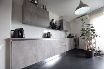 En Exclusivité, ImmoHouse vous propose ce charmant appartement 2 chambres idéalement situé à Kayl.

Au deuxième étage d'une résidence soignée avec ascenseur ce bel appartement de 70m² se compose de:

-Un agréable hall d'entrée  
-Un salon/salle à manger avec terrasse et vue dégagée  
-Une cuisine équipée ouverte sur la pièce de vie  
-Deux chambres à coucher dont une avec balcon  
-Une salle de douche avec wc  
-Une buanderie  

A cela s'ajoutent:  
-Un emplacement intérieur  
-Une cave privative  

Contactez nous pour plus d'informations.