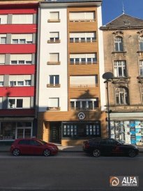 ALFA IMMOBILIER vous présente un bel appartement situé au 2ème étage d'une résidence complètement rénové en plein cœur de Differdange, comprenant :

- Hall d'accueil
- Salon/salle à manger
- Cuisine entièrement équipée
- 3 Chambres 
- Salle de douche
- Cave
- Buanderie dans l'appartement

Possibilité de louer un garage pour 130'.

Pour plus d'informations n'hésitez pas à nous contacter au 691 656 589 ou 691 656 588.
Ref agence :3538042