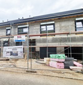 *** Nouveau projet de 4 maisons unifamiliales ***

-FR-

Situé à Bettendorf, dans une rue très calme, à 6 mn de Diekirch.
Il se constitue de 4 maisons d'une surface totale d'environ 216 m2 – 281 m2. Toutes les maisons disposent d'une grande terrasse et un jardin (avec abri de jardin)

MAISON LOT 2 d'une surface totale de 266.28m2 + terrasse de 43.70m2, se compose comme suit :

Rez-de-chaussée : salon avec cuisine ouverte et salle à manger avec accès sur terrasse et jardin, vestiaire, wc séparée, buanderie et local technique, garage et deux emplacements extérieurs devant la garage.

1er étage : 3 chambres (dont une parentale avec dressing et accès sur une terrasse de 18m2), bureau (ou encore une chambre), une salle de bain et un wc séparée

2ème étage : grenier aménageable, local technique

Le projet étant encore en phase de construction, diverses modifications peuvent être fait à la demande du client. 

Le prix est exprimé à TVA 3%.

Pour plus de renseignements, n’hésitez pas à nous contacter, afin de réaliser ensemble le plan de votre futur projet.

Contact:
E-Mail : info@fn-promotion.lu  / GSM: +352 621 139 988

Réf agence : BTNFR LOT 002

*******

-DE-

Sehr ruhige Lage in Bettendorf, 6min von Diekirch entfernt.

Das Projekt besteht aus 4 Einfamilienhäusern mit einer Gesamtfläche von 216m2 – 281 m2. Alle Häuser verfügen über eine Terrasse mit Garten. (mit Gartenhäuschen)

HAUS LOT 2 beinhaltet eine Gesamtfläche von 266.28m2, sowie auch einer zusätzlichen Terrasse von 43.70m2 und setzt sich wie folgt zusammen:

Erdgeschoss: Wohnzimmer mit offener Küche und Essbereich mit Zugang zur Terrasse und Garten, Eingangshalle, Gäste-WC, Waschraum, Technik-Raum, sowie auch Garage und zwei weitere Stellplätze vor der Garage.

1. Stockwerk: 3 Schlafzimmer (eins davon mit Dressing und Zugang zur Terrasse von 18m2), ein Büro (oder ein weiteres Schlafzimmer), ein Badezimmer, sowie auch eine separate Toilette

2. Stockwerk: bewohnbares Dachgeschoss, Technik-Raum

Da sich das Projekt noch in der Bauphase befindet, können auf Wunsch des Kunden diverse Modifikationen nach Absprache mit dem Bauherrn durchgeführt werden. 

Der aufgeführte Preis beinhaltet 3% TVA.

Für weitere Informationen, zögern Sie bitte nicht uns zu kontaktieren, damit wir gemeinsam Ihr Zukunftsprojekt planen können

Kontakt:
E-Mail: info@fn-promotion.lu / Mobil : +352 621 139 988

Ref.: BTNFR LOT 002

