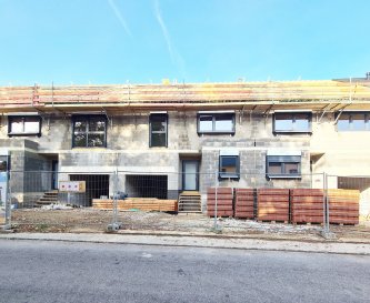 *** Nouveau projet de 4 maisons unifamiliales ***

-FR-

Situé à Bettendorf, dans une rue très calme, à 6 mn de Diekirch.
Il se constitue de 4 maisons d'une surface totale d'environ 216 m2 – 281 m2. Toutes les maisons disposent d'une grande terrasse et un jardin (avec abri de jardin)

MAISON LOT 2 d'une surface totale de 266.28m2 + terrasse de 43.70m2, se compose comme suit :

Rez-de-chaussée : salon avec cuisine ouverte et salle à manger avec accès sur terrasse et jardin, vestiaire, wc séparée, buanderie et local technique, garage et deux emplacements extérieurs devant la garage.

1er étage : 3 chambres (dont une parentale avec dressing et accès sur une terrasse de 18m2), bureau (ou encore une chambre), une salle de bain et un wc séparée

2ème étage : grenier aménageable, local technique

Le projet étant encore en phase de construction, diverses modifications peuvent être fait à la demande du client. 

Le prix est exprimé à TVA 3%.

Pour plus de renseignements, n’hésitez pas à nous contacter, afin de réaliser ensemble le plan de votre futur projet.

Contact:
E-Mail : info@fn-promotion.lu  / GSM: +352 621 139 988

Réf agence : BTNFR LOT 002

*******

-DE-

Sehr ruhige Lage in Bettendorf, 6min von Diekirch entfernt.

Das Projekt besteht aus 4 Einfamilienhäusern mit einer Gesamtfläche von 216m2 – 281 m2. Alle Häuser verfügen über eine Terrasse mit Garten. (mit Gartenhäuschen)

HAUS LOT 2 beinhaltet eine Gesamtfläche von 266.28m2, sowie auch einer zusätzlichen Terrasse von 43.70m2 und setzt sich wie folgt zusammen:

Erdgeschoss: Wohnzimmer mit offener Küche und Essbereich mit Zugang zur Terrasse und Garten, Eingangshalle, Gäste-WC, Waschraum, Technik-Raum, sowie auch Garage und zwei weitere Stellplätze vor der Garage.

1. Stockwerk: 3 Schlafzimmer (eins davon mit Dressing und Zugang zur Terrasse von 18m2), ein Büro (oder ein weiteres Schlafzimmer), ein Badezimmer, sowie auch eine separate Toilette

2. Stockwerk: bewohnbares Dachgeschoss, Technik-Raum

Da sich das Projekt noch in der Bauphase befindet, können auf Wunsch des Kunden diverse Modifikationen nach Absprache mit dem Bauherrn durchgeführt werden. 

Der aufgeführte Preis beinhaltet 3% TVA.

Für weitere Informationen, zögern Sie bitte nicht uns zu kontaktieren, damit wir gemeinsam Ihr Zukunftsprojekt planen können

Kontakt:
E-Mail: info@fn-promotion.lu / Mobil : +352 621 139 988

Ref.: BTNFR LOT 002

