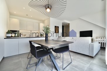 immohub, votre partenaire immobilier à Lintgen, a le plaisir de vous présenter ce magnifique appartement situé au deuxième étage d'une résidence soignée de 15 unités, construite en 2017.
Offrant une surface habitable d'environ 72,54 m², ce bien séduit par ses finitions de qualité, sa luminosité naturelle et ses meubles sur mesure.
L'appartement se compose de deux chambres à coucher, d'une salle de douche, d'une cuisine entièrement équipée ouverte sur un vaste living lumineux, ainsi que d'un balcon orienté est et d'un emplacement intérieur.

Disposition (R+2) :
-Hall d'entrée : 6,20 m² avec interphone et garde-robe sur mesure
-WC séparé : 1,60 m²
-Double séjour avec cuisine équipée ouverte : 29,00 m² -> accès balcon
-Débarras : 1,90 m²
-Balcon : 6,80 m² avec prise électrique et point d'eau
-Hall de nuit : 2,30 m²
-Chambre I : 9,15 m² avec garde-robe sur mesure
-Chambre II : 14,15 m² avec garde-robe sur mesure
-Salle de douche : 6,30 m² (douche italienne, double vasque avec meuble sur mesure)

Ce bien est complété par un emplacement intérieur, une cave privative de 3,67 m² et l'accès à une buanderie commune.

Informations complémentaires :
-Année de construction : 2017
-Surface utile (cadastre) : ± 72,54 m²
-Triple vitrage PVC avec volets électriques / Velux avec volets électriques
-Orientation : Est
-Chauffage au gaz / Chauffage au sol / Thermostats individuels
-Ventilation mécanique contrôlée (VMC) ZEHNDER
-Dalles en béton
-Classe énergétique : A / B
-Charges mensuelles : ± 160 € (hors électricité)
-Électroménagers : Samsung
-Meubles sur mesure et cuisine : Casamilano
-Panneaux photovoltaïques pour la production d'eau chaude
-Proximité : Maison relais, crèche, arrêt de bus et gare
-Distances : Mersch ± 5 km / Luxembourg-Ville ± 13 km