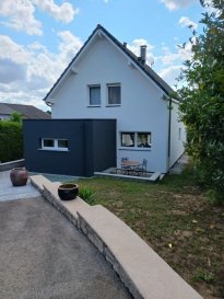 Nouveauté en exclusivité ! 

Panetta Immobilier vous propose :

Une très charmante et moderne maison individuelle en bois de 140 m2 habitables sur plus de 6.5 ares de terrain, construite en 2007.
Vous y trouverez paisibilité et sérénité grâce à son emplacement en retrait de la route ainsi que la vue dégagée sur l'arrière.

Située dans la jolie commune de Cutry, cette maison rénovée il y a 2 ans avec goût se compose comme suit : 

Au rez-de-chaussée, vous trouverez une entrée de 12m2 avec WC séparés, donnant sur un très bel espace salon/séjour ouvert sur cuisine équipée de plus de 55m². Cet espace très lumineux est pourvu d'un poêle à pellet et de 3 grandes baies vitrées desservant une grande terrasse pour votre plus grand confort. 
Une buanderie et un cellier viennent compléter le rez-de-chaussée.

A l'étage, cette maison propose un pallier desservant 3 chambres (18m²/17.5m²/13.5m²) ainsi qu'une grande salle de bains de 12m² (douche à l'italienne, baignoire et WC).

Au niveau des prestations, et pour votre confort, cette maison est équipée de double vitrage PVC, de volets motorisés, d'une façade isolante sur les 4 côtés.
Le chauffage est électrique par radiateurs en plus du poêle à pellets.

Un grand garage sur l'avant ainsi qu'un carport viennent compléter ce bien.

Pour plus d’informations et visites, contactez Monsieur Emmanuel COLSON au +33 7 81 30 24 02.