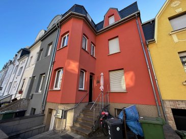 Située dans un quartier exclusivement résidentiel, belle maison disposant de +/- 150 m2 habitables, sur 2.05 ares de terrain privatif, comprenant :

Au rez de chaussée :
- Hall d'accueil.
- Salon / Salle à manger.
- Cuisine équipée indépendante avec accès au jardin sur l'arrière.
- WC séparé.

Au 1er étage :
- Hall d'étage.
- 2 chambres à coucher.
- Salle de bains.
- WC séparé.

Au 2ème étage :
- Hall d'étage.
- 1 chambre à coucher.
- Bureau / chambre.
- Partie du grenier encore aménageable.

Au 3ème étage :
- Combles ménageables sur dalle en bois.

Au ½ sous-sol :
- Atelier avec accès au jardin sur l'arrière et sur la rue devant la maison.
- Chaufferie / buanderie.

Dalles en béton, chauffage au gaz, fenêtres en doubles vitrages, couverture en ardoise en bon état. Des travaux de rénovations seront nécessaires.