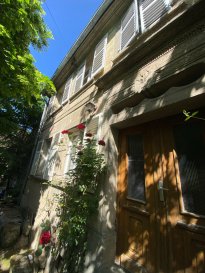 Authentique maison individuelle 8 pièces 257 m². Rare à la vente - Maison de caractère du XIXe siècle, charme, pierre et cachet de l'ancien.

À Waldhambach, au coeur d'un environnement verdoyant, cette maison individuelle datant de 1870 dévoile tout le charme des demeures anciennes préservées avec authenticité : murs en pierre, poutres apparentes, dalles en grès des Vosges, cheminée et anciennes dépendances en pierre.

La maison se compose :

- D'un sous-sol enterré avec cave et chaufferie.
- D'un rez-de-chaussée comprenant une entrée avec dégagement, un salon ouvert sur la salle à manger avec cheminée, une cuisine aménagée ouverte, une chambre, une buanderie avec salle d'eau ainsi qu'un WC indépendant.
- D'un étage comprenant un dégagement, une salle de bain avec WC et quatre chambres.
De combles entièrement aménagés d'environ 70 m² offrant un magnifique espace supplémentaire baigné de lumière, idéal pour un bureau, un atelier ou une chambre d'appoint.

La maison offre de beaux volumes et une atmosphère chaleureuse, avec des pièces de vie ouvertes directement sur une terrasse en pierre et un jardin bordé de murs anciens, créant un véritable cocon à l'abri des regards.

La propriété bénéficie également d'une seconde terrasse à l'arrière, offrant un cadre paisible avec une vue dégagée sur la campagne environnante.

Maison saine, authentique et pleine de caractère, idéale pour les amoureux des belles pierres et des demeures anciennes, offrant un fort potentiel après quelques travaux de rénovation et une remise au goût du jour.

Les informations sur les risques auxquels ce bien est exposé sont disponibles sur le site Géorisques : www.georisques.gouv.fr

Contact Nord Sud immobilier à Diemeringen, Rohrbach les Bitche, Bitche et Sarreguemines.