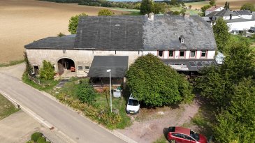 Perl-Eft, nur ca. 10 Minuten von Remich/Luxemburg 
Pferdefreunde Aufgepasst gemütlicher ehemaliger Gutshof zu verkaufen

Besonders für Pferdehalter und Tierliebhaber bietet das Anwesen ideale Voraussetzungen.

Das Wohnhaus verfügt über ca. 230 m² Wohnfläche sowie weitere ca. 170 m² Ausbaureserve. Auf dem rund 4.500 m² großen Grundstück befinden sich außerdem eine große Scheune, ein großzügiger Heuboden, ein Carport, Garage sowie eine aktuell vermietete Autohalle.

Im Wohnhaus stehen 5 großzügige Schlafzimmer mit jeweils ca. 20?30 m², eine Einbauküche, ein gemütliches Wohnzimmer mit Kamin, ein separates Esszimmer sowie 2 Bäder zur Verfügung. Beheizt wird das Anwesen über eine Pelletheizung. Ein Glasfaseranschluss ist ebenfalls vorhanden.

Ein besonderes Highlight ist der vorhandene Pferde- und Tierbereich. Hier bestehen verschiedene Möglichkeiten zur Haltung, beispielsweise mit Boxen oder Offenstall. Ein Trail mit Bachlauf und Heuraufe ergänzt das Angebot und macht das Anwesen besonders interessant für Menschen, die ihre Tiere gerne direkt am eigenen Zuhause halten möchten.

Die Kombination aus großzügigem Wohnraum, Nebengebäuden und Tierhaltung sowie die Nähe zu Luxemburg und Remich macht diesen Gutshof zu einer seltenen Gelegenheit in der Grenzregion.