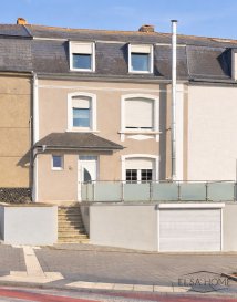 Charmante maison mitoyenne située dans un quartier résidentiel à Belvaux. À la fois dynamique et paisible, cet intérieur offre un cadre de vie idéal. À seulement quelques minutes de la gare, des écoles internationales et primaires, ainsi que des axes routiers rapides vers Belval, Differdange et Luxembourg-ville, cette maison allie praticité et confort.  

Disponible de suite.  

Au rez-de-chaussée, vous serez accueilli par un salon lumineux avec un joli feu ouvert, créant une ambiance chaleureuse. La salle à manger attenante favorise la convivialité. La cuisine moderne, entièrement équipée, s'ouvre sur une terrasse couverte, idéale pour profiter de l'extérieur même par mauvais temps. Un petit jardin intime complète cet espace, parfait pour jardiner, organiser des barbecues ou simplement se détendre au soleil. La proximité entre la cuisine et la terrasse facilite la vie quotidienne et les repas en extérieur, renforçant l'esprit convivial. Un WC séparé ajoute encore au confort de ce niveau.  

À l'étage, deux chambres confortables offrent un espace de repos agréable, tandis qu'une salle de douche moderne répond aux besoins de la famille. Le dernier étage, entièrement aménagé, propose deux chambres supplémentaires et dispose déjà d'un branchement pour une salle de bains additionnelle, laissant place à différentes possibilités d'aménagement.  

Un atout supplémentaire : une seconde terrasse en hauteur, accessible depuis le séjour, offrant un espace extérieur idéal pour se détendre à l'abri des regards grâce à sa situation en hauteur.  

Les nombreux espaces de rangement comprennent une cave, une chaufferie et une buanderie. La propriété dispose également d'un garage privé sécurisé, garantissant un stationnement pratique et sécurisé.  

L'intérieur de la maison est parfaitement isolé et calme, offrant un cadre de vie serein.  

Idéale pour une famille, cette maison combine praticité, confort et potentiel d'aménagement.  

Pour toutes questions ou demandes d'informations, n'hésitez pas à nous contacter, nous serons toujours à votre service.

Agence ELSA'HOME à votre écoute pour la concrétisation de vos projets en toute confiance.

---------------------------------------------------------

Charming semi-detached house located in a residential area in Belvaux. Both dynamic and peaceful, this interior offers an ideal living environment. Just a few minutes from the train station, international and primary schools, as well as quick access to Belval, Differdange and Luxembourg City, this house combines practicality and comfort.  

Available immediately.  

On the ground floor, you will be welcomed by a bright living room with a lovely open fire, creating a warm atmosphere. The adjoining dining room encourages conviviality. The modern, fully equipped kitchen opens onto a covered terrace, ideal for enjoying the outdoors even in bad weather. A small, intimate garden completes this space, perfect for gardening, barbecues or simply relaxing in the sun. The proximity between the kitchen and the terrace makes everyday life and outdoor dining easier, enhancing the convivial atmosphere. A separate WC adds to the comfort of this level.  

Upstairs, two comfortable bedrooms offer a pleasant place to relax, while a modern shower room meets the needs of the family. The top floor, which is fully converted, offers two additional bedrooms and already has connections for an extra bathroom, leaving room for various layout options.  

An additional asset is a second terrace on the upper floor, accessible from the living room, offering an ideal outdoor space to relax away from prying eyes thanks to its elevated position.  

The numerous storage areas include a cellar, a boiler room and a laundry room. The property also has a secure private garage, ensuring convenient and secure parking.  

The interior of the house is perfectly insulated and quiet, offering a peaceful living environment.  

Ideal for a family, this house combines practicality, comfort and potential for conversion.  

If you have any questions or require further information, please do not hesitate to contact us. We are always at your service.

ELSA'HOME is here to help you realise your projects with complete confidence.