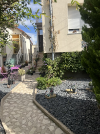 Ce bien immobilier exceptionnel est une maison mitoyenne mise en vente par L&S Immobilier et située à Florange, en France. Cette commune offre un cadre de vie agréable et paisible.

Détails de la propriété:

Découvrez cette charmante maison mitoyenne, spacieuse de 110 m², sur un terrain généreux de 8 ares. Avec 6 pièces, dont 4 chambres à coucher, cette propriété vous offre des espaces de vie confortables pour toute votre famille. La maison comporte également une salle de bains, deux garages, et une buanderie. Profitez du grand jardin de 800 m² et de la terrasse de 40 m² pour des moments de détente en plein air. Une cuisine équipée et séparée facilitera vos repas quotidiens. Certifiée classe énergétique C, cette maison vous assure un équilibre entre confort et performances énergétiques. Notez la présence d'un chauffage aux pellets, une solution à la fois écologique et économique. La cave vous offre un espace de rangement supplémentaire, idéal pour entreposer vos affaires.

À proximité :

Florange, et notamment le quartier de la Rue des Ecoles, propose une atmosphère conviviale et familiale. Les établissements scolaires de qualité sont facilement accessibles, garantissant un enseignement optimal à vos enfants. Vous trouverez également de nombreux commerces, restaurants et cafés pour satisfaire toutes vos envies de shopping et de gastronomie. De plus, les espaces verts et installations sportives ne manquent pas, vous permettant de profiter d'activités de loisir variées. Les infrastructures de transport offrent une bonne connectivité, facilitant vos déplacements quotidiens. Enfin, un accès rapide aux services de santé complète le tableau pour une vie sereine et bien entourée.

N'attendez plus pour découvrir cette maison unique et pleine de potentiel! Contactez-nous dès aujourd'hui pour planifier une visite en utilisant le formulaire de contact ou par téléphone. Ne ratez pas cette opportunité d'acquérir votre future résidence à Florange!