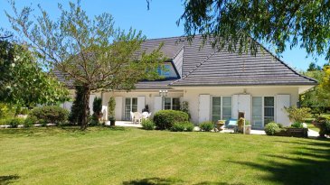 Propriété d'exception 7 pièces 353 m². À Montbronn, Nord Sud Immobilier a le plaisir de vous présenter cette magnifique propriété construite en 2000, nichée dans un cadre verdoyant et paisible ; un véritable havre de paix, à l'abri des regards et des nuisances.

La maison s'étend sur trois niveaux parfaitement agencés. Le sous-sol, entièrement carrelé, comprend un vaste dégagement, une buanderie, une salle d'eau, une chaufferie, deux garages pouvant accueillir jusqu'à cinq véhicules ainsi que trois pièces supplémentaires à aménager selon vos envies.

Au rez-de-chaussée, vous découvrirez une entrée accueillante, un séjour lumineux avec accès direct à l'extérieur, une cuisine indépendante équipée, des WC séparés, une salle de bain, deux chambres confortables, un grand bureau pouvant également servir de troisième chambre, ainsi qu'un espace de rangement. Ce niveau à lui seul permet une vie de plain-pied, idéale pour un confort au quotidien.

L'étage offre une mezzanine, une seconde cuisine, une salle de bain, deux chambres supplémentaires et une pièce aménageable.

À l'extérieur, le terrain est vaste, arboré et impeccablement entretenu. Deux terrasses, l'une à l'avant, l'autre à l'arrière avec une partie couverte, permettent de profiter pleinement des beaux jours. Elles sont équipées de dalles au sol et de stores électriques. Le terrain est piscinable à l'avant comme à l'arrière, offrant un beau potentiel pour un projet d'aménagement extérieur. Un grand parking, facilement accessible et pouvant accueillir plusieurs véhicules, complète cet espace extérieur.

Cette propriété bénéficie d'un accès par une allée privée, garantissant tranquillité et intimité. L'intérieur, aux revêtements harmonieux, est dans un excellent état et ne nécessite aucun travaux importants.

Nichée dans un cadre naturel d'exception, cette demeure se situe à proximité immédiate de la forêt et des sentiers de randonnée. Vous serez à seulement 15 km du Golf de Bitche, à 30 minutes de Sarreguemines et de ses nombreuses commodités, à 11 km de Diemeringen (gare SNCF) et à 20 minutes de la bretelle A4, facilitant ainsi vos déplacements vers les grandes villes environnantes.

Pour les amateurs d'équitation ou ceux ayant un projet agricole, il est également possible d'élargir le terrain. Ce supplément offre de nombreuses possibilités, qu'il s'agisse d'un élevage de chevaux ou d'autres projets de grande envergure.

Un cadre de vie unique, alliant nature et accessibilité !

Honoraires d'agence inclus.

Les informations sur les risques auxquels ce bien est exposé sont disponibles sur le site Géorisques : www.georisques.gouv.fr

Contact Nord Sud immobilier à Rohrbach les Bitche, Bitche, Diemeringen et Sarreguemines.