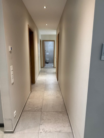 Cet appartement à louer, proposé par MAVE IMMO, est situé dans le charmant quartier de Beggen à Luxembourg. 

Détails de la propriété : Ce superbe appartement rez de jardin avec terrasse de 82 m², construit en 2018, offre des atouts indéniables avec ses 2 chambres et sa salle de bains complétée d'une douche moderne. Profitez du confort d'une cuisine entièrement équipée alliant cuisine ouverte, idéale pour préparer de délicieux repas. Le bien dispose d'un jardin de 20 m² ainsi qu'une terrasse de 10 m² pour se détendre en plein air, et l'accès est facilité par un ascenseur. Pour votre sécurité, un système d'alarme est installé et un parking intérieur est inclus. La propriété est également adaptée pour les personnes à mobilité réduite. A noter que les animaux sont acceptés, ce qui en fait une location parfaite pour les familles.

Installations à proximité : Das le quartier animé de Beggen à Luxembourg, vous trouverez une multitude de commodités à proximité. Les écoles et établissements éducatifs sont facilement accessibles, des options de shopping variées et de nombreux restaurants vous attendent. Le quartier est également proche de divers parcs et zones de loisirs pour profiter de moments en plein air. Les services de santé ne sont jamais loin et le quartier est bien desservi par les transports en commun, ce qui en fait un choix idéal pour ceux recherchant un mode de vie pratique et agréable.

Profitez de cette opportunité unique en son genre ! N'hésitez pas à planifier une visite en nous contactant par le biais du formulaire de contact ou par téléphone au numéro M. Bruccoleri 661 50 50 03