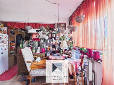 Situé à Bertrange, à proximité de toutes les commodités, ce studio se trouve au 2ème étage d'une résidence bien entretenue avec ascenseur. Il offre une surface totale d'environ 40 m², dont environ 37 m² de surface habitable.

L'appartement se compose comme suit :

Un hall d'entrée d'environ 3 m² mène au espace de vie d'environ 25 m², une cuisine équipée de approximately 6 m², et une terrasse offrant une vue dégagée sans vis-à-vis d'environ 5 m² ainsi qu'une salle de bains d'environ 4 m² équipée d'une baignoire, d'un lavabo et de toilettes.

Au sous-sol de la résidence, une cave privée d'environ 3 m² et une buanderie commune complètent le bien. Une place de parking peut être achetée séparément.

Informations générales :

- Vendu entièrement meublé
- Chaudière à gaz ? chauffage par radiateurs
- Interphone
- Ascenseur
- Double vitrage sur châssis en bois
- Écoles, crèches, parcs, terrains de jeux, restaurants et magasins à proximité
- Excellentes connections de transports publics

Personne responsable du bien :

Yuliana Dimitrova  
Tel : +352661 50 27 19  
email : yuliana@vanmaurits.lu