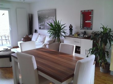 Très bel appartement à FALCK de 85m² bien agencé au 1ier étage d'une petite copropriété très sympathique dans un endroit calme, à quelques pas  des commerces, pharmacie, banque , médecin, superette, tabac, boulangerie ...
Vous y trouverez une belle cuisine équipée ouverte sur un séjour ainsi qu'un grand balcon pour profiter de l'extérieur, 3 chambres, 1 salle de bains, 1 WC indépendant, 1 cellier.

Le chauffage est au gaz individuel , les frais de copropriété sont d'environ 800€ l'année, et sans oublié le  garage individuel.

Le prix est de 167000€ commission d'agence incluses
