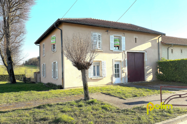 Baisse de prix !!! .  Très jolie maison de village offrant 130 m2 de surface habitable, quatre chambres principales, deux salles de bain, un salon séjour séparé de la cuisine et un garage.
 Agréable terrasse et jardin sans vis a vis et totalement clos exposés plein sud. Coup de coeur assuré...
 Les informations sur les risques auxquels ce bien est exposé sont disponibles sur le site Géorisques : www.georisques.gouv.fr