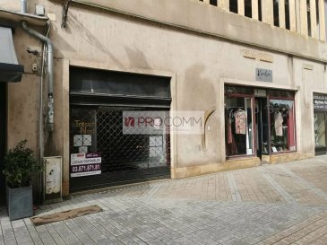 Metz Hypercentre, situé sur un axe passant et commerçant proche de la place Saint-Louis, 

Le local est composé d\'une surface de vente d\'environ 45m² et d\'une réserve de 15m²

Peut accueillir toutes activités sauf restauration avec extraction et bar,

Livraison local brut et en attente de fluides ; nouvelle vitrine commerciale

Conditions du bail :
- Bail 3.6.9 ans ; 
- Loyer : 1500 € HT/HC/Mois ; 
- Charges 700 €/AN (Eau privative et taxe foncière)
- DG : 2 Mois

Pour plus de renseignements, contactez : 

Julien RACH
Tél : 07.81.52.53.74           Mail : julien@procomm.fr
Cabinet d\'affaires Procomm - Immogest

 